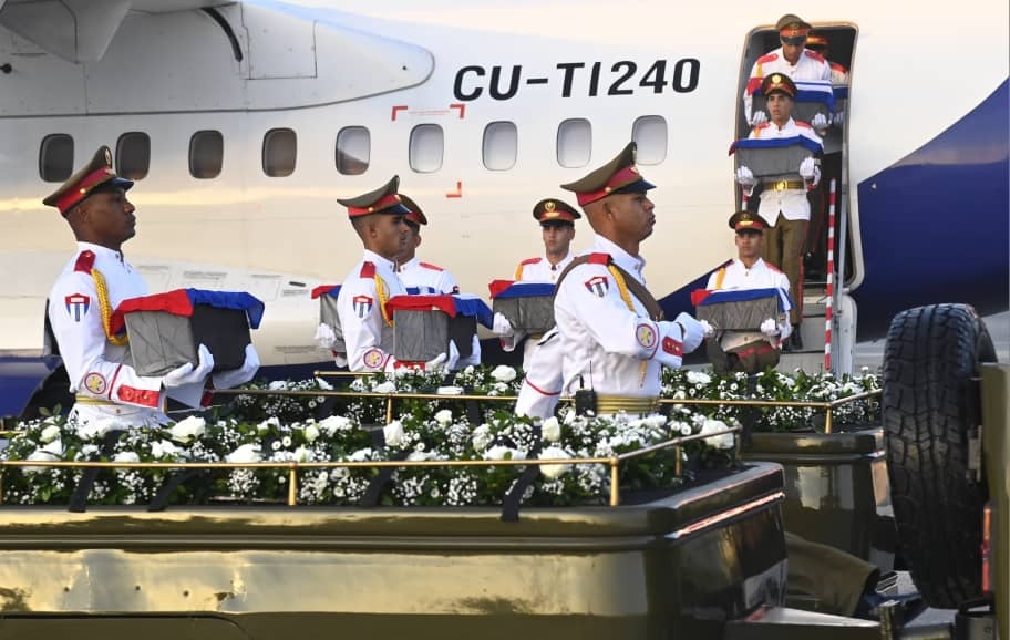 Corpos dos 32 combatentes cubanos caídos na Venezuela chegam...