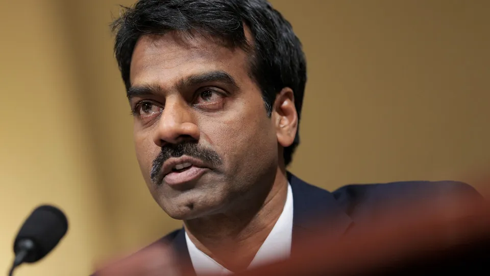 Diretor de cibersegurança de Trump partilhou documentos com...