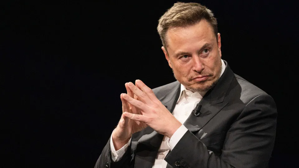 Elon Musk investiu 2 mil milhões de dólares em… Elon Musk