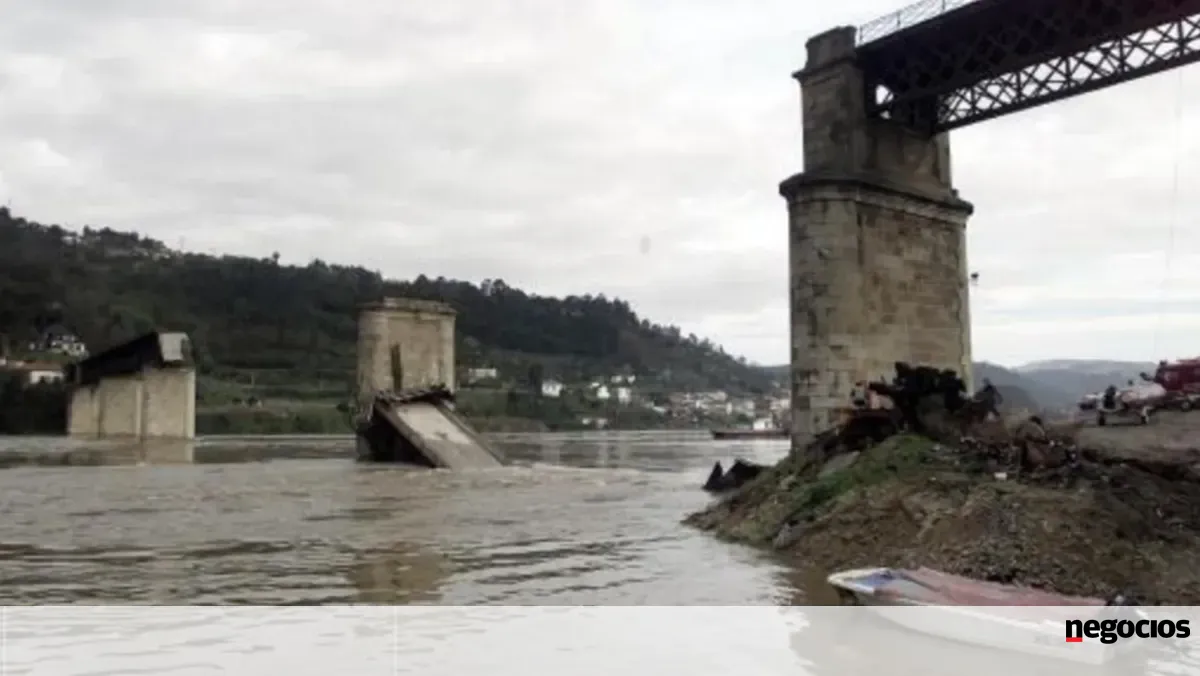 Em Entre-os-Rios há ainda vidas em suspenso 25 anos depois