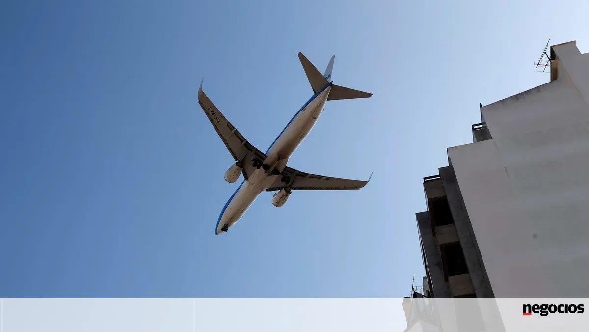 Eurodeputados querem bagagem de mão grátis, compensações e e