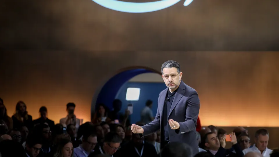 Executivo da Amazon prevê 'morte' dos telemóveis e apps