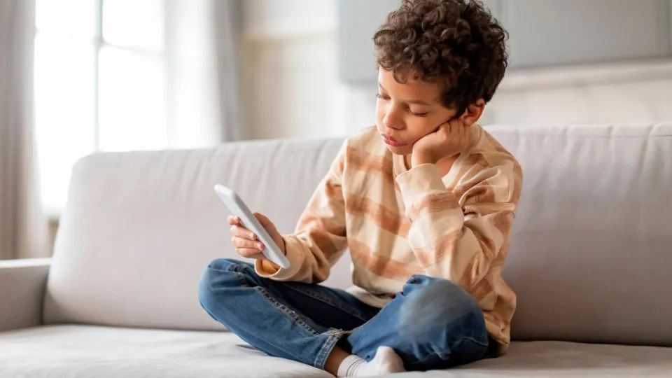 Exposição precoce a ecrãs ligada a alterações cerebrais na a...