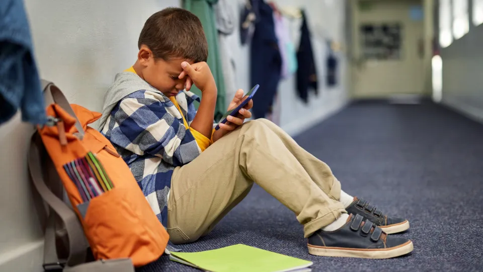 França quer proibir redes a menores de 15 anos a partir de...