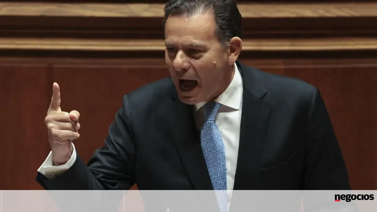 Governo mantém confiança em crescimento "à volta de 2%" e