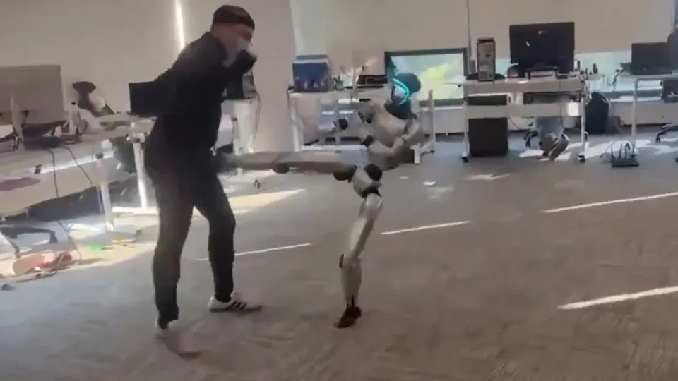 Humano ensina artes marciais a robô... e não correu bem....