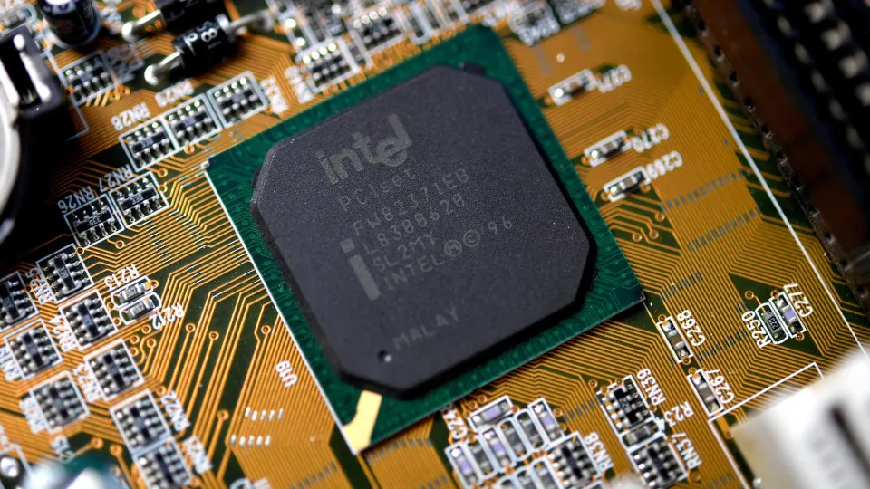 Intel reduz perdas para 227,5 milhões de euros em 2025
