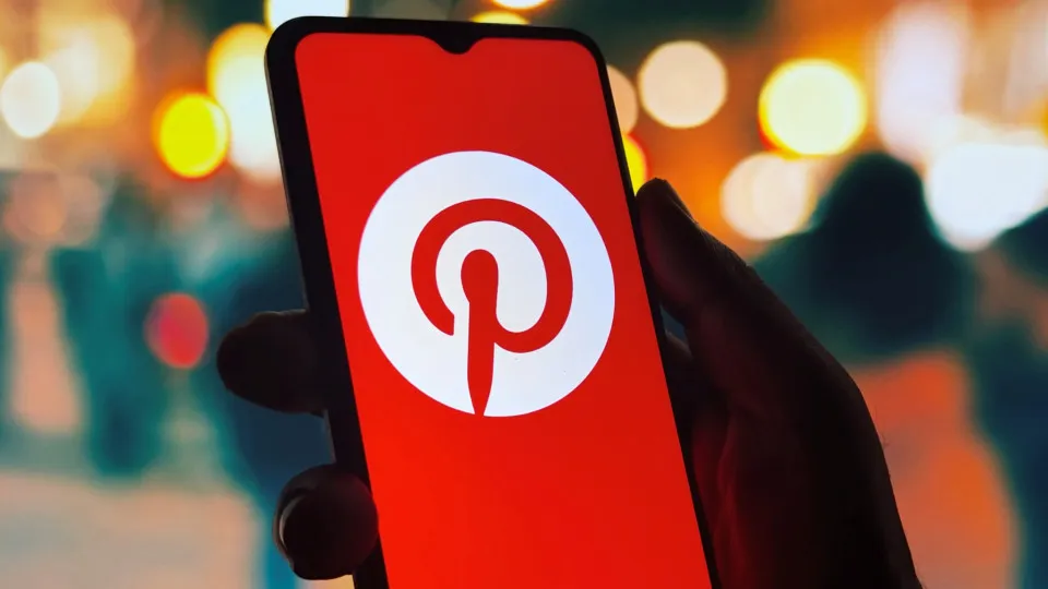 Investimento em IA leva Pinterest a despedir 15% dos...