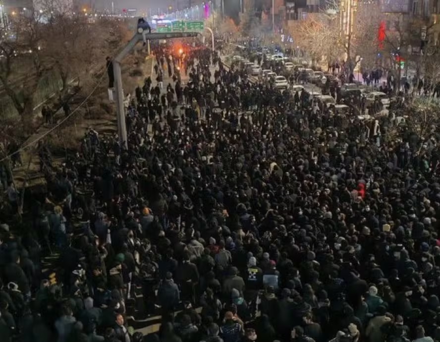 Irão avisa que protestos passam a ser puníveis com pena de...