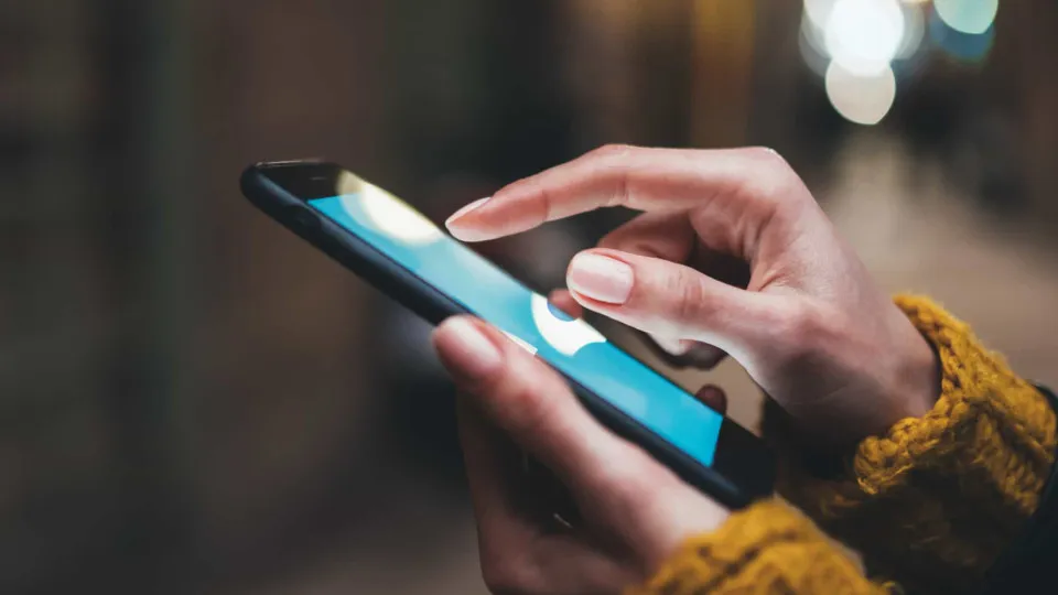 Mercado mundial de telemóveis pode cair 2,1% em 2026, avisa...