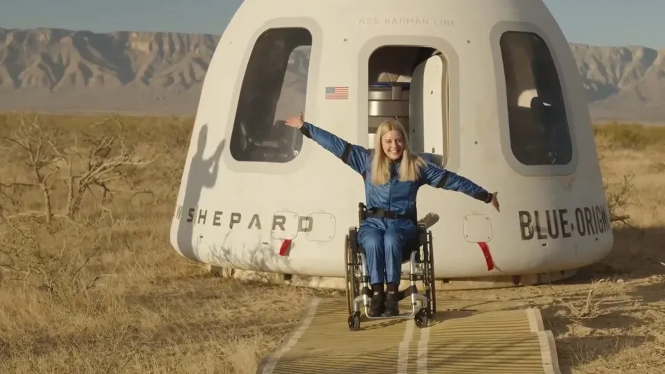 Michi tornou-se hoje a primeira pessoa em cadeira de rodas a...