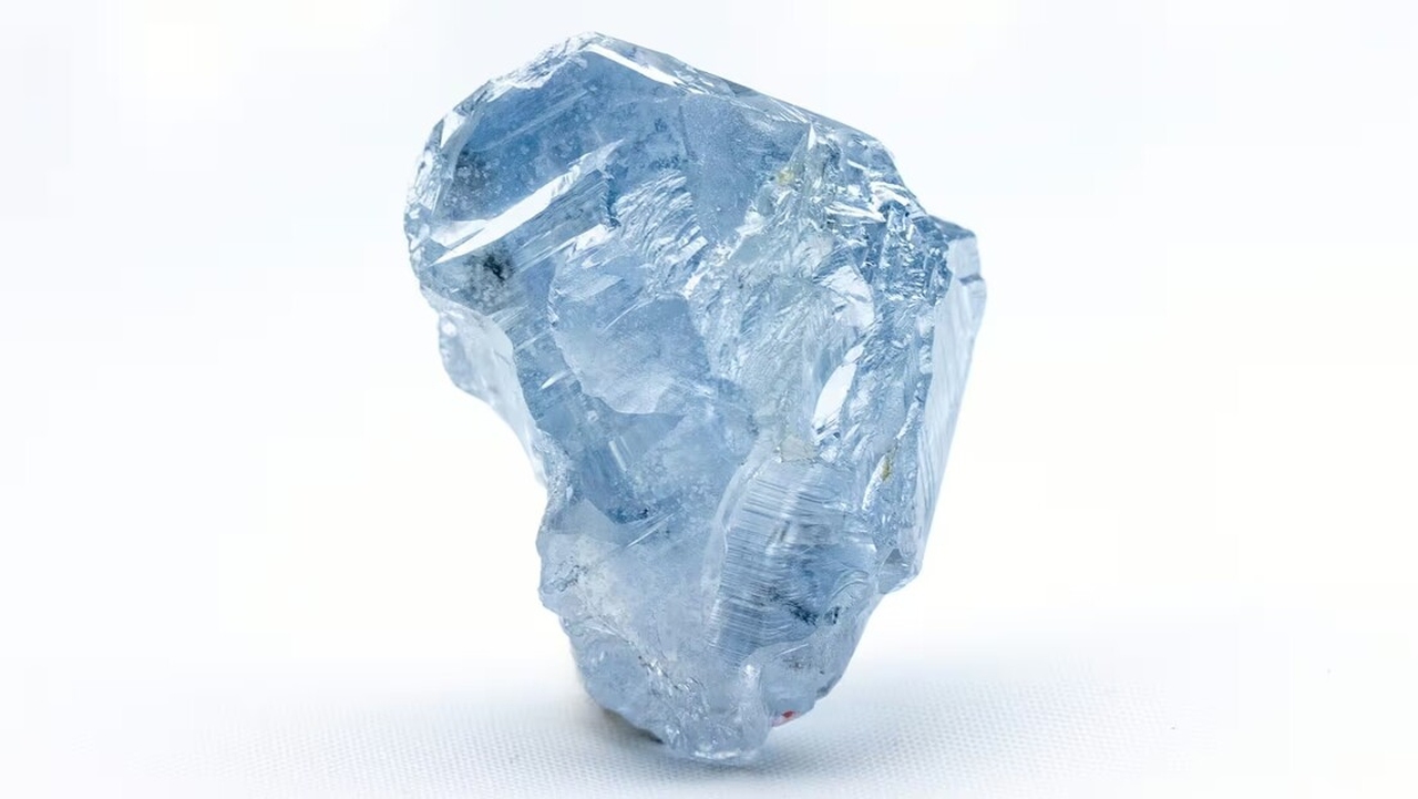 Mineradora Descobre Diamante Raro Azul Com Formato...