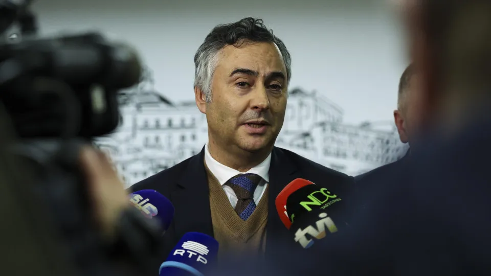 Ministro da Educação defende que a IA "não pode ser...