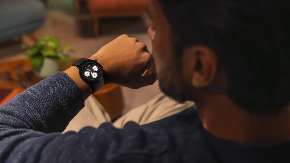 Motorola apresenta relógio com bateria para quase duas...