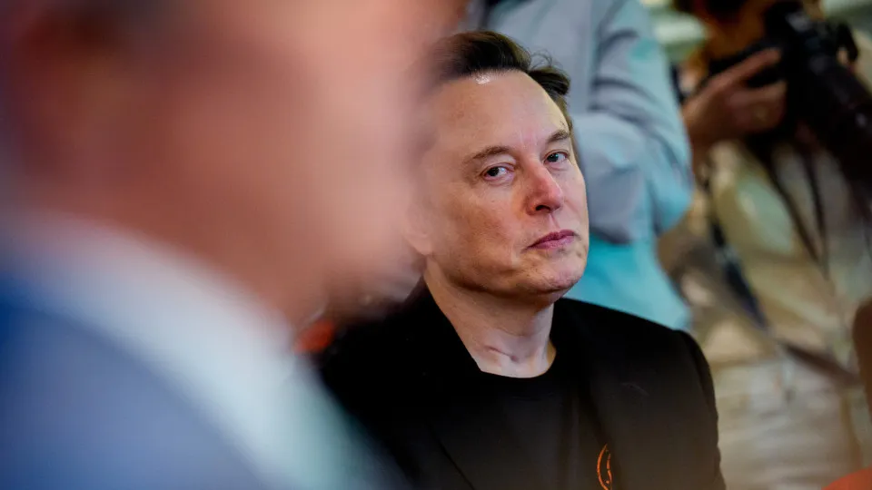 Musk acata lei australiana que proíbe redes sociais para...