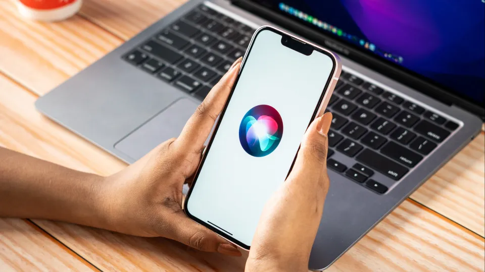 Nova geração da Siri com IA tem lançamento previsto para...