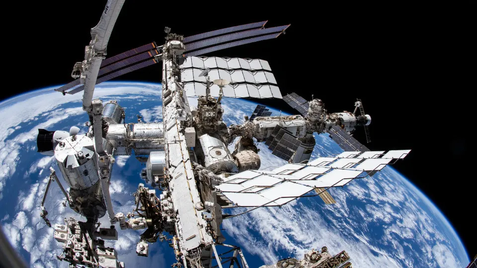 Nunca a Estação Espacial Internacional esteve tão longe da...