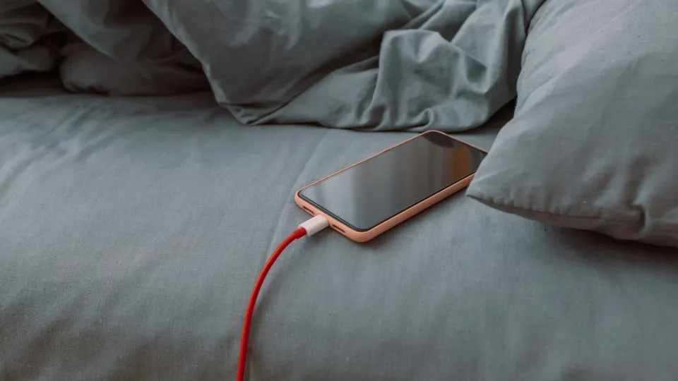 Os perigos de carregar telemóvel no quarto. Eis como o fazer...