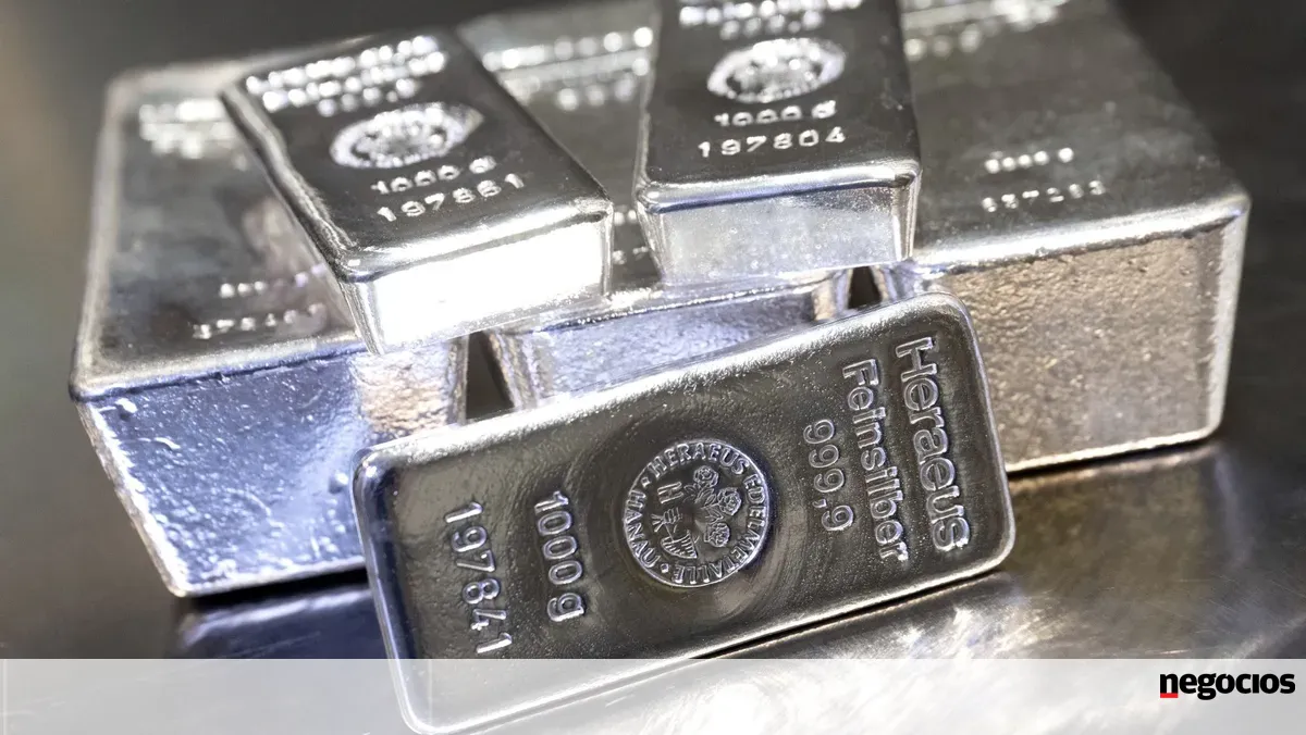 Prata afunda mais de 22%. É a maior queda diária desde 2008