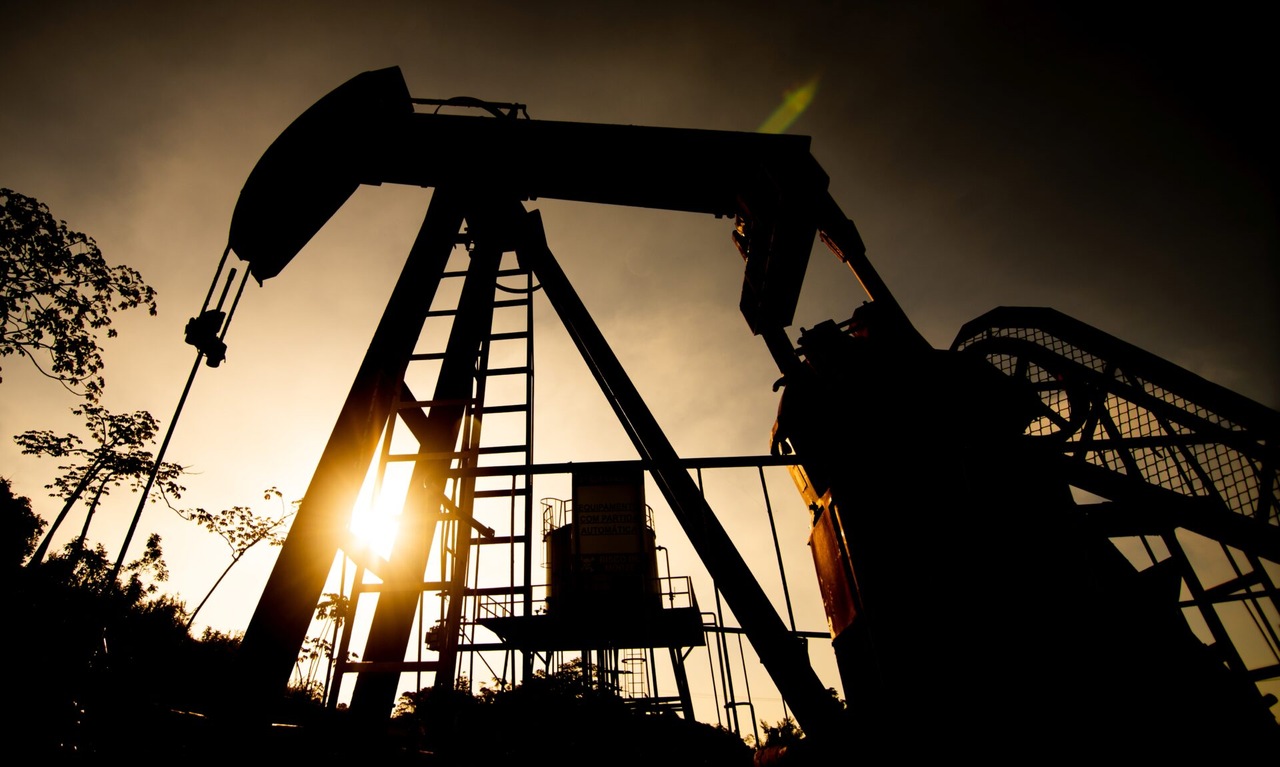 Preços do petróleo recuam no mercado internacional após queda de Maduro