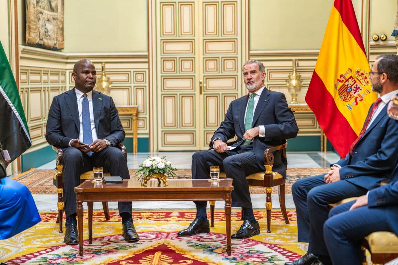 Presidente Daniel Chapo reúne-se com Rei da Espanha em Abu