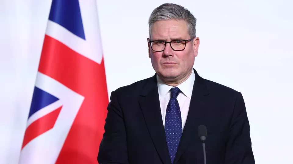 Reino Unido considera banir Grok de Musk devido a...