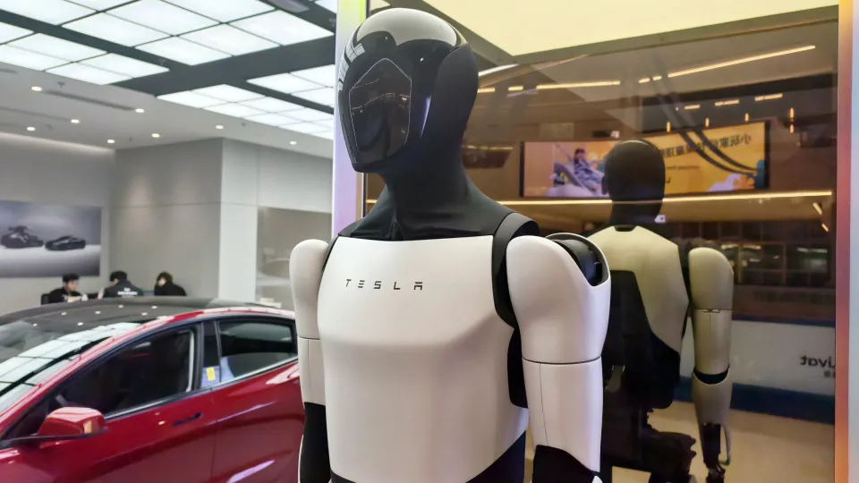 Tesla vai começar a produzir este ano o robô humanoide...