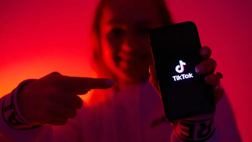 TikTok é a rede social preferida dos jovens para consumir...