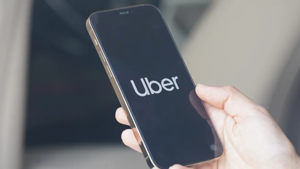 Uber desvenda a viagem mais longa e encomenda mais cara de...