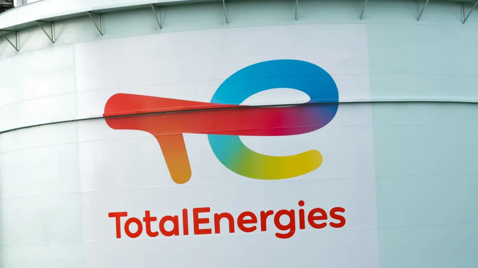 Lucro da TotalEnergies cai 17% em 2025 para 11.000 milhões