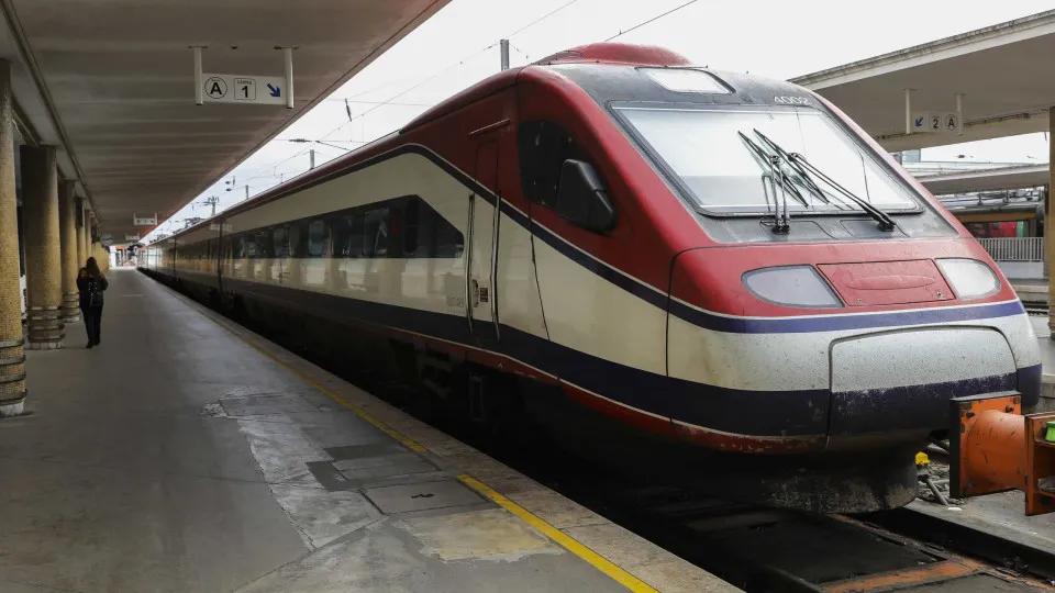 Suspensa circulação do Alfa Pendular e Intercidades na Linha