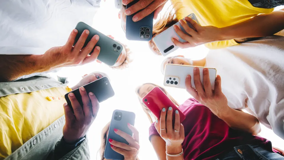 Algoritmos, lucro e emoções amplificam desinformação nas...