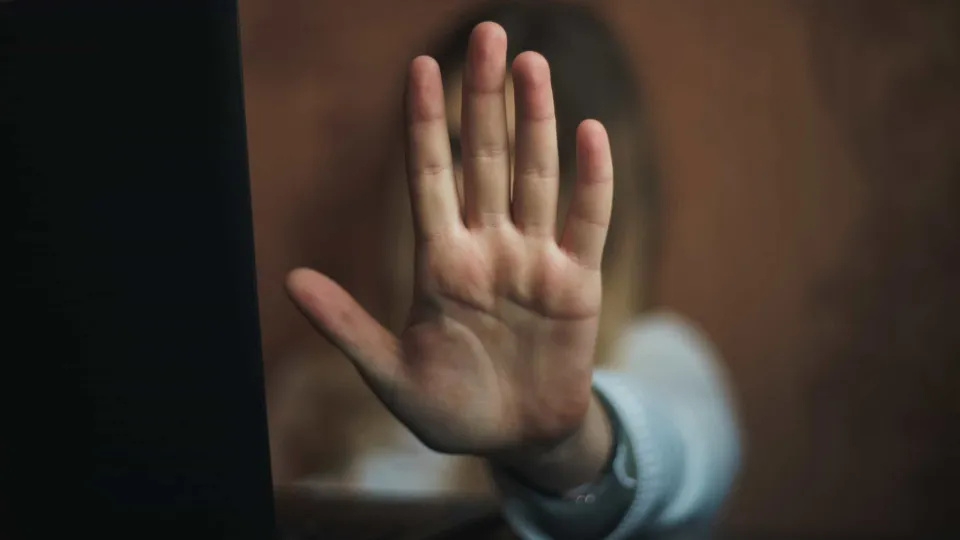 Bruxelas quer criar aplicação na UE para reportar casos de...