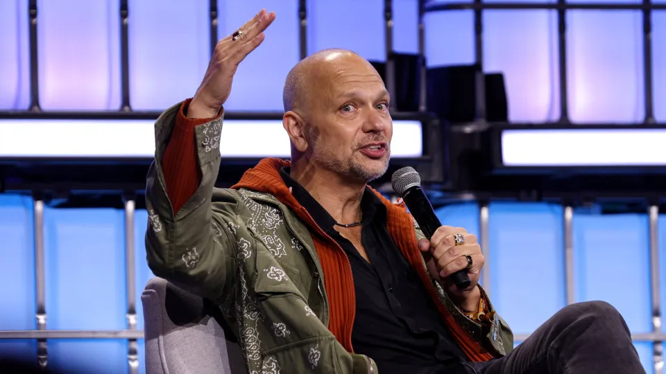 Está na altura de a Apple lançar um novo iPod, diz criador...