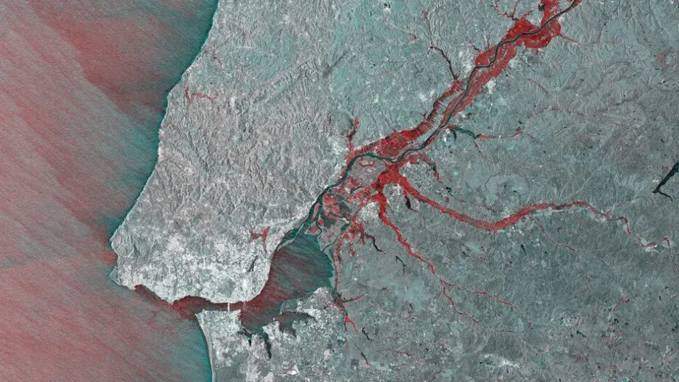 Imagens de satélite mostram extensão das inundações na bacia...