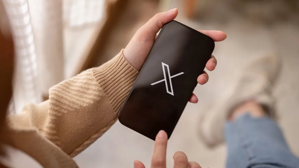 Metade dos posts sobre imigração na rede social X contêm...