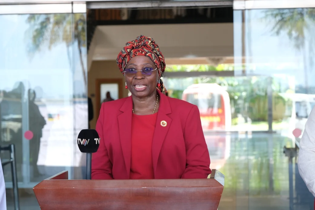 Ministra dos Negócios Estrangeiros de Moçambique cumpre