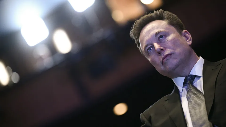 Musk diz que Pedro Sánchez é tirano por querer regular...