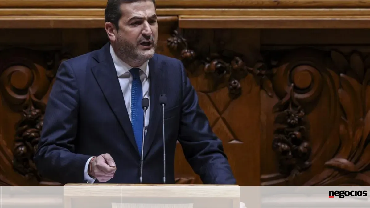 PSD em contactos para adiar debate quinzenal devido à crise