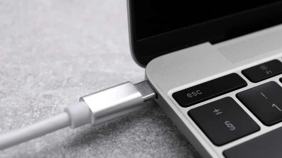 Portátil sempre ligado à tomada? Eis os riscos (e como...