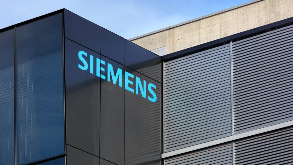 Siemens registra lucros de 2.200 milhões de euros